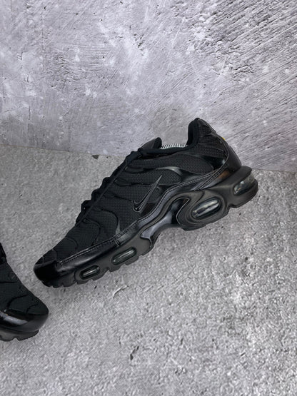 Nike Air Max Plus Triple Black - buty sportowe, widok z góry na wewnętrzną stronę butów