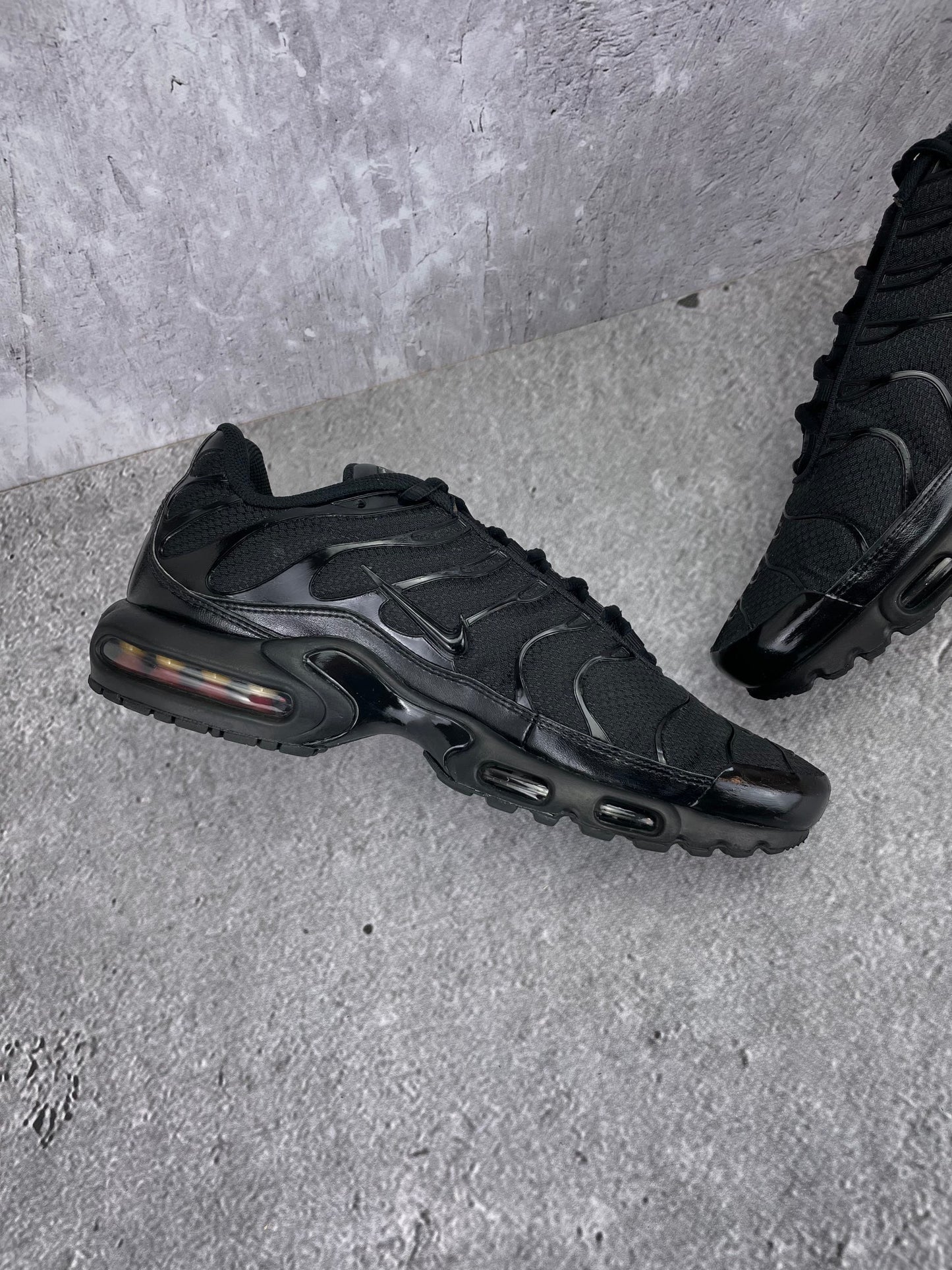 Nike Air Max Plus Triple Black - buty sportowe, wewnętrzny panel lewego buta