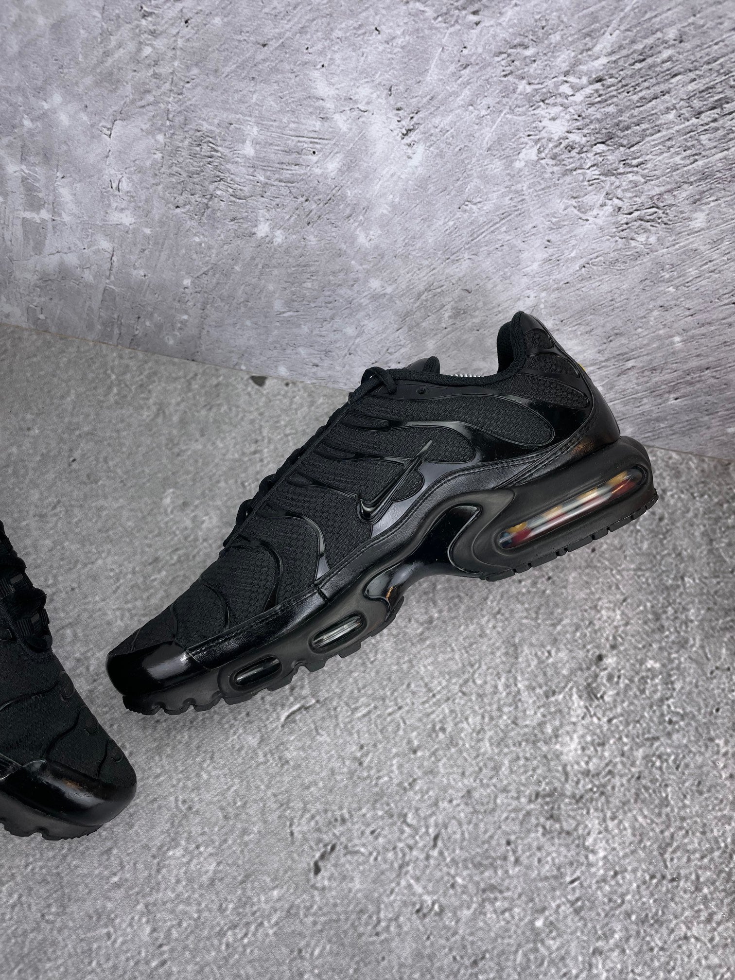 Nike Air Max Plus Triple Black - buty sportowe, wewnętrzny panel prawego buta