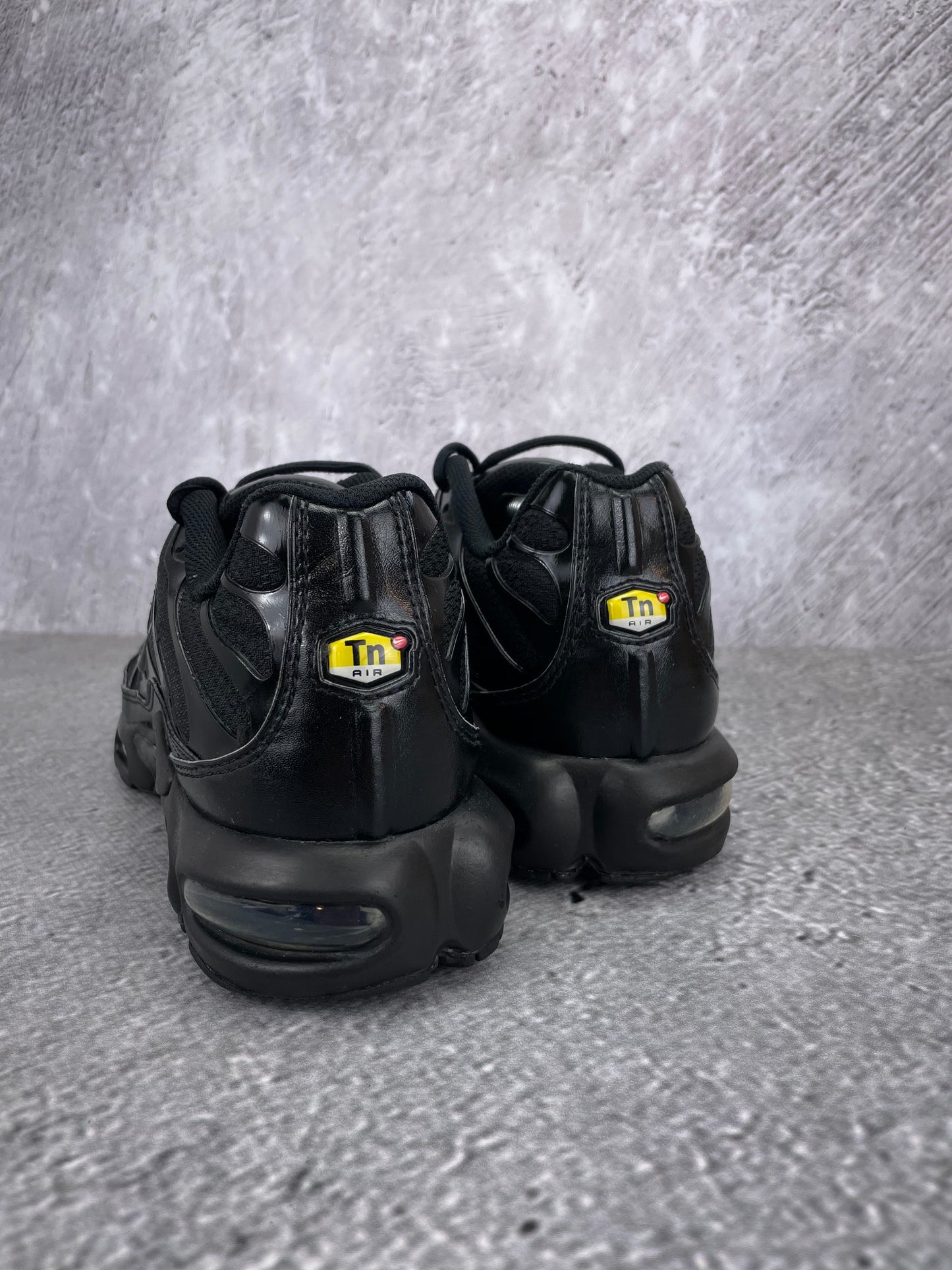 Nike Air Max Plus Triple Black - buty sportowe, widok z tyłu