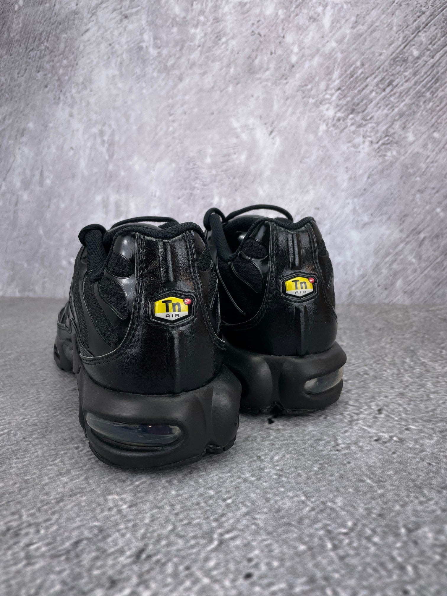 Nike Air Max Plus Triple Black - buty sportowe, widok z tyłu
