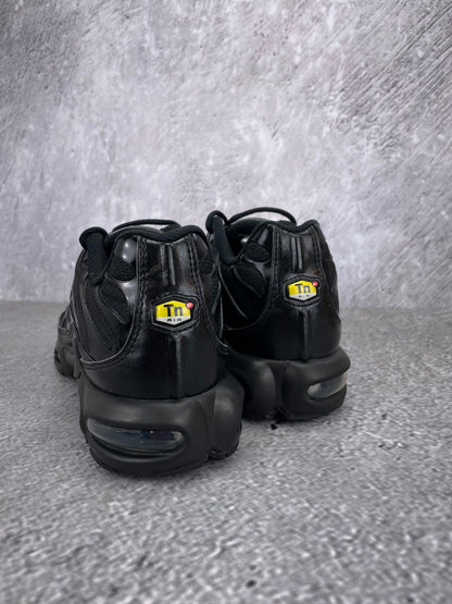 Nike Air Max Plus Triple Black - buty sportowe, widok z tyłu