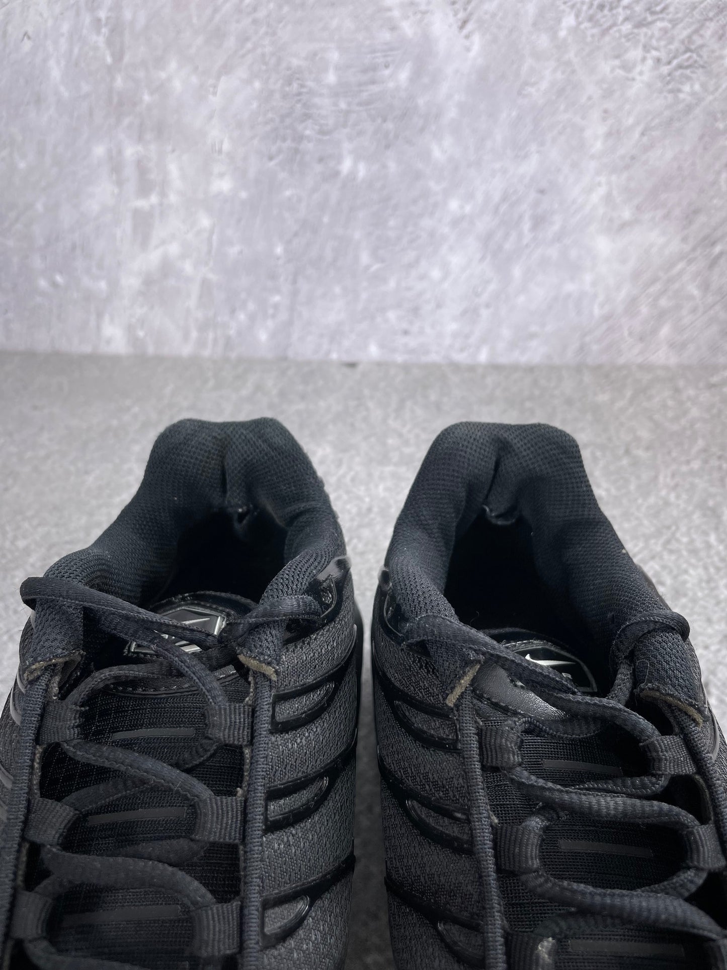 Nike Air Max Plus Triple Black - buty sportowe, zapiętki butów