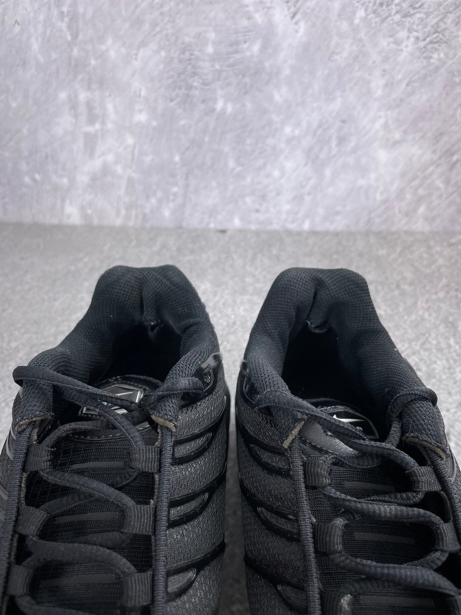 Nike Air Max Plus Triple Black - buty sportowe, zapiętki butów