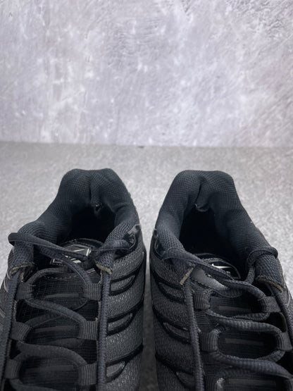 Nike Air Max Plus Triple Black - buty sportowe, zapiętki butów