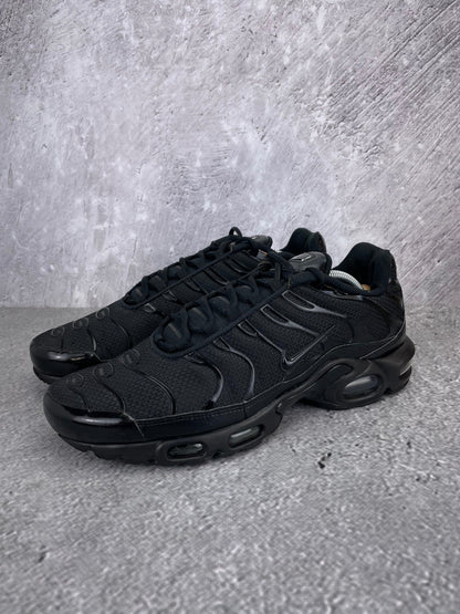 Nike Air Max Plus Triple Black - buty sportowe, widok z boku na tle studyjnym
