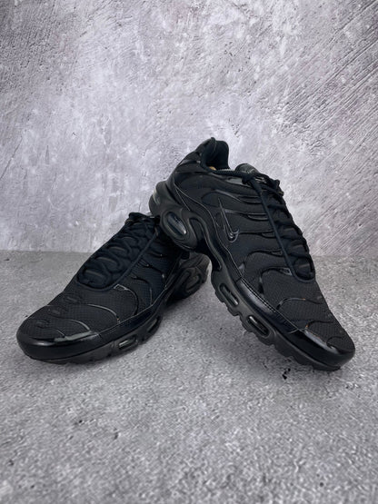 Nike Air Max Plus Triple Black - buty sportowe, para butów, widok z boku na tle studyjnym