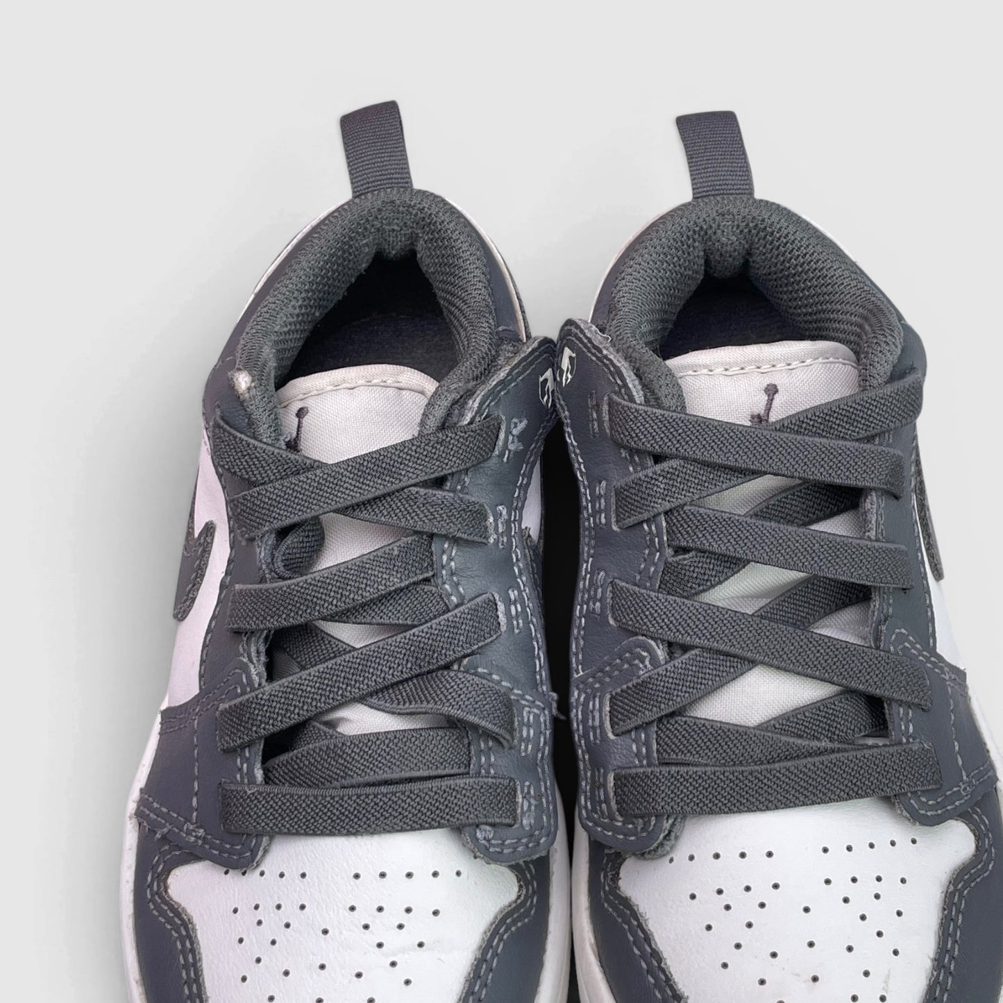 Nike Air Jordan 1 Low — buty sportowe dziecięce w bardzo dobrym stanie rozmiar 28, widok z góry