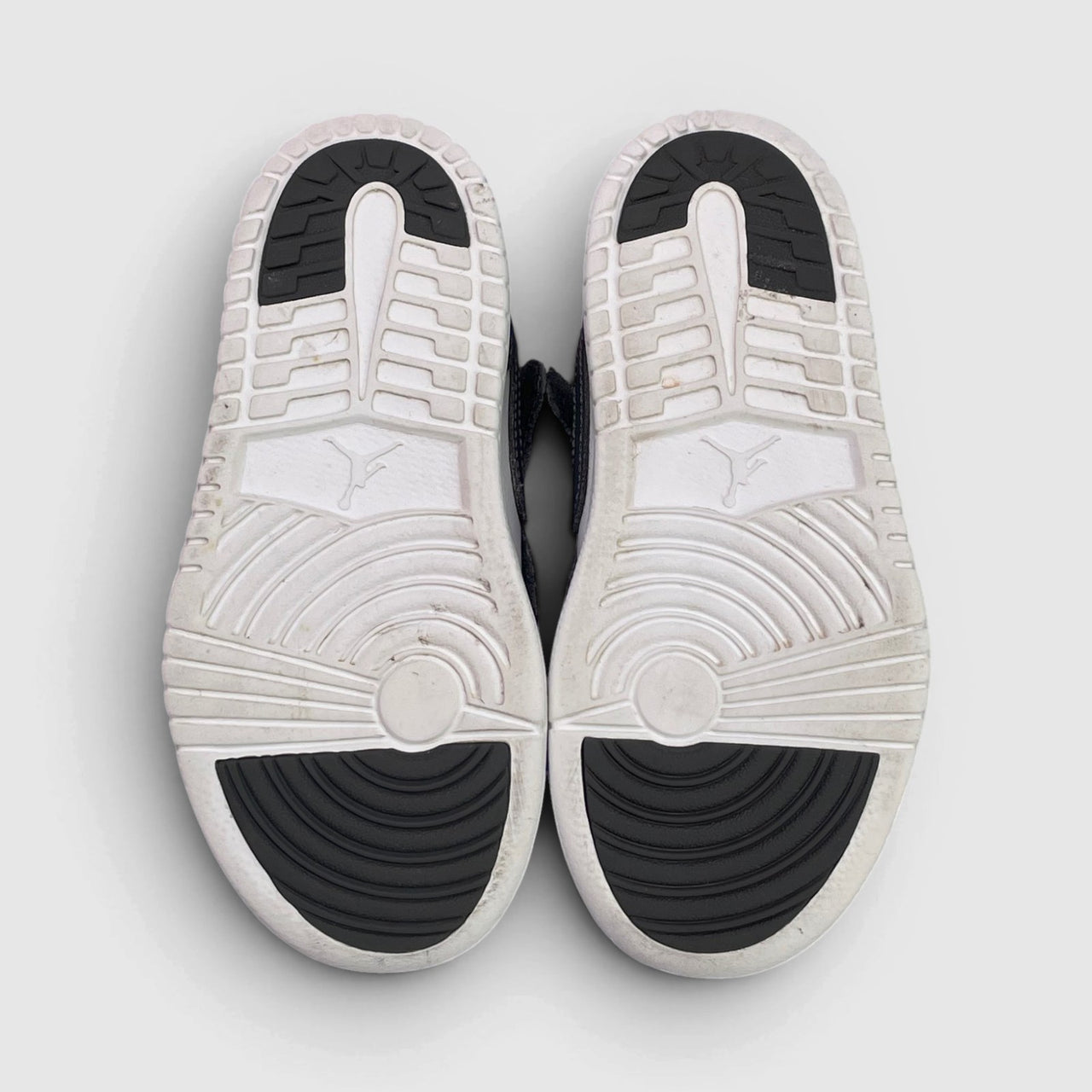 Nike Air Jordan 1 Low — buty sportowe dziecięce w bardzo dobrym stanie rozmiar 28, podeszwa