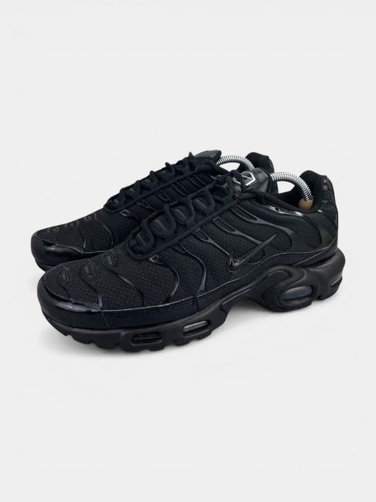 Nike Air Max Plus Triple Black - buty sportowe, widok z boku