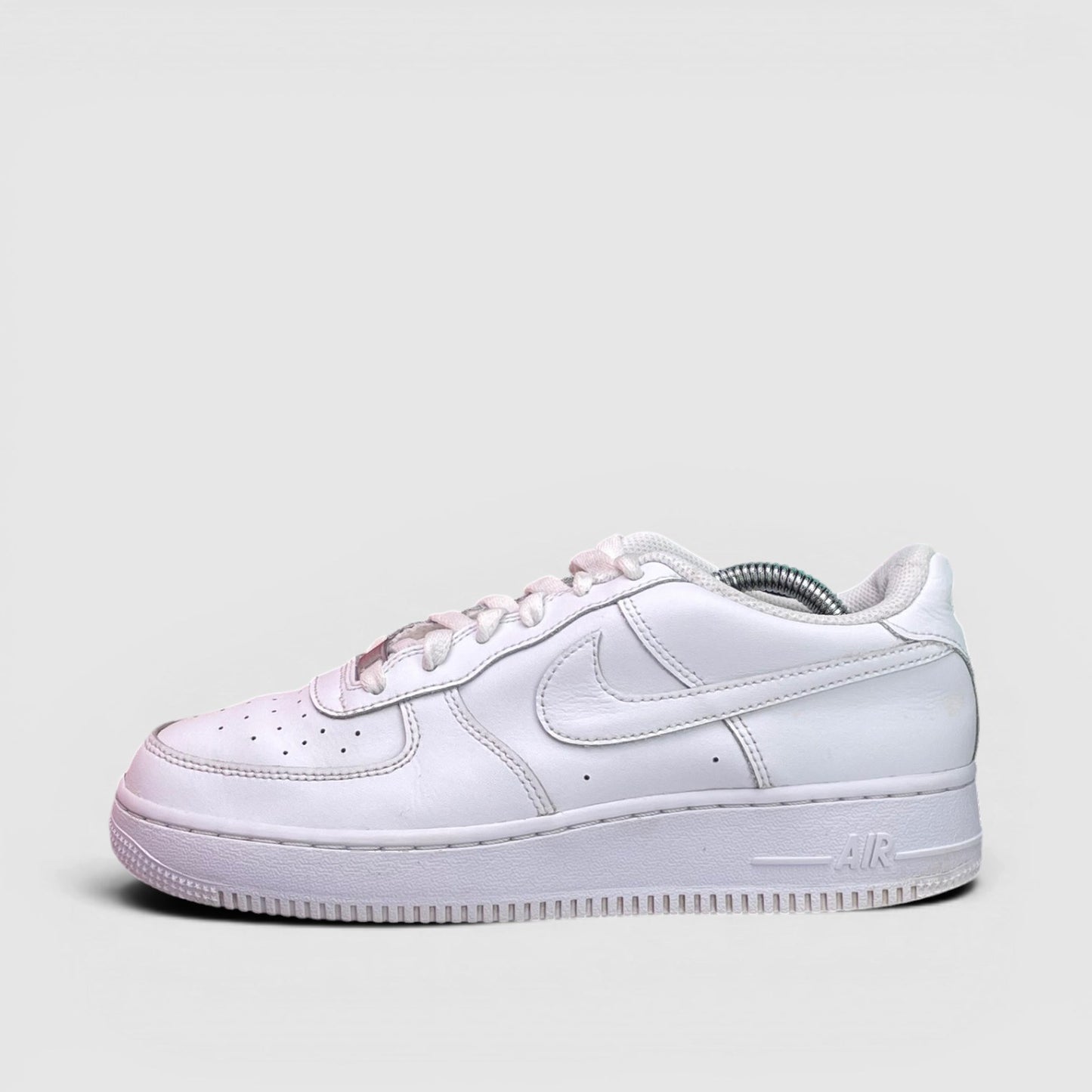 Nike Air Force 1 Low Triple White — buty sportowe damskie w bardzo dobrym stanie rozmiar 39, boczny profil, lewa strona