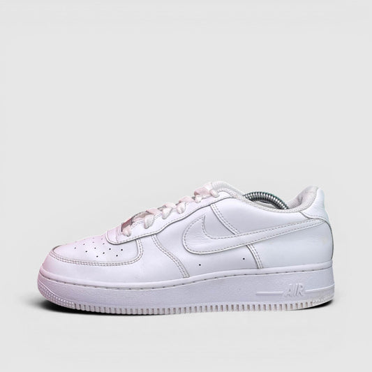 Nike Air Force 1 Low Triple White — buty sportowe damskie w bardzo dobrym stanie rozmiar 39, boczny profil, lewa strona