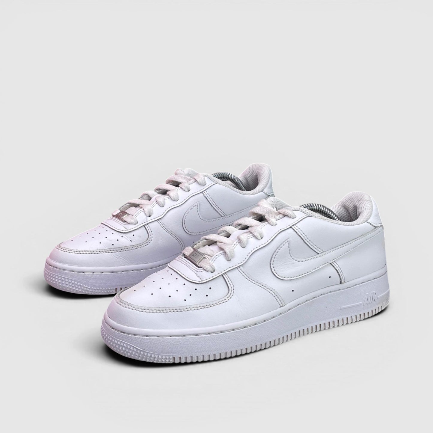 Nike Air Force 1 Low Triple White — buty sportowe damskie w bardzo dobrym stanie rozmiar 39, para butów