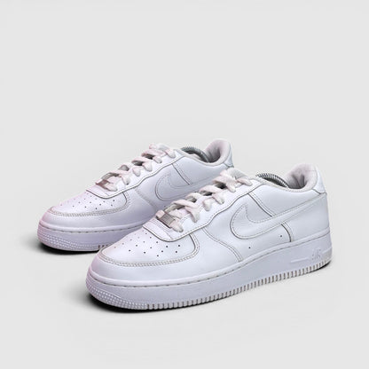 Nike Air Force 1 Low Triple White — buty sportowe damskie w bardzo dobrym stanie rozmiar 39, para butów