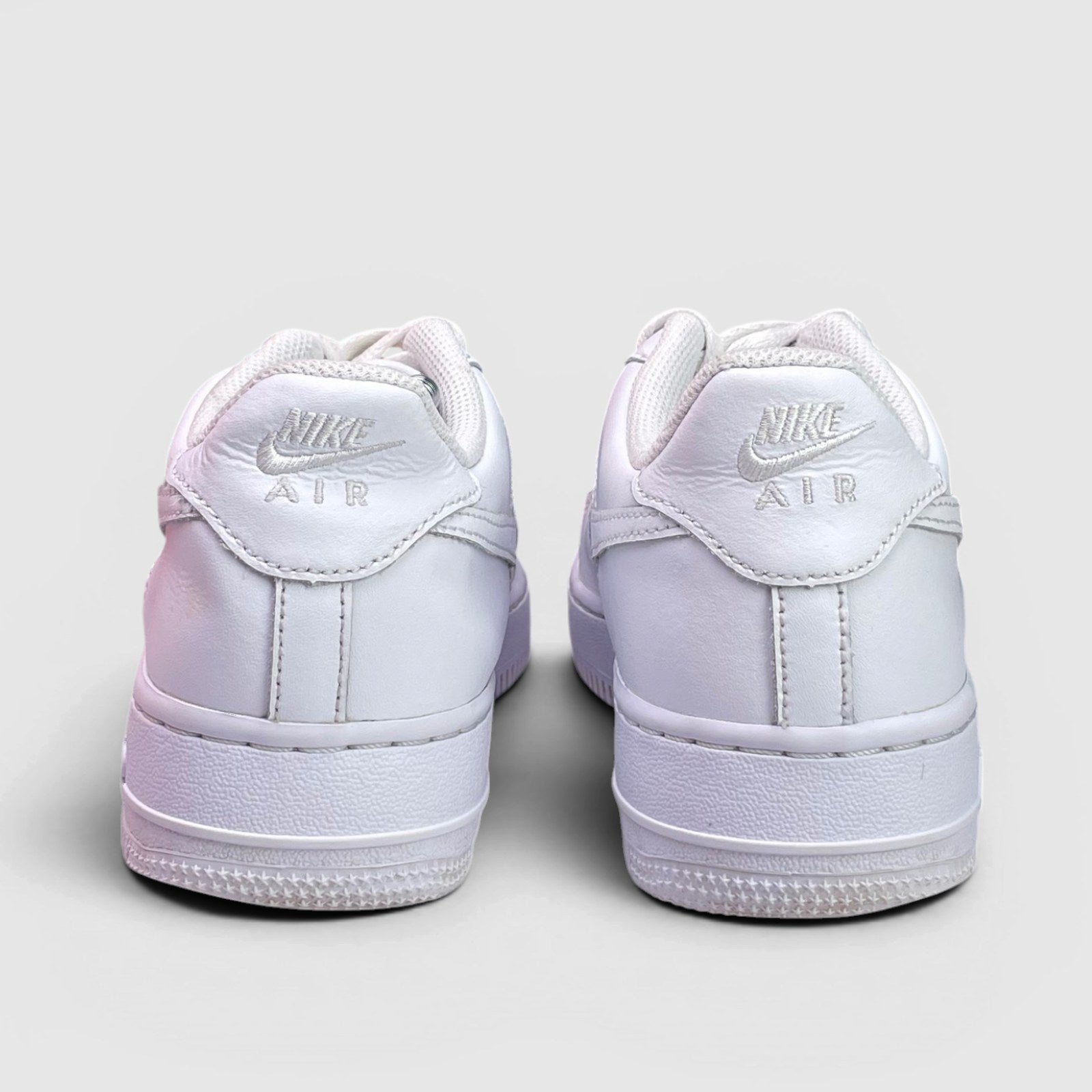 Nike Air Force 1 Low Triple White — buty sportowe damskie w bardzo dobrym stanie rozmiar 39, widok z tyłu