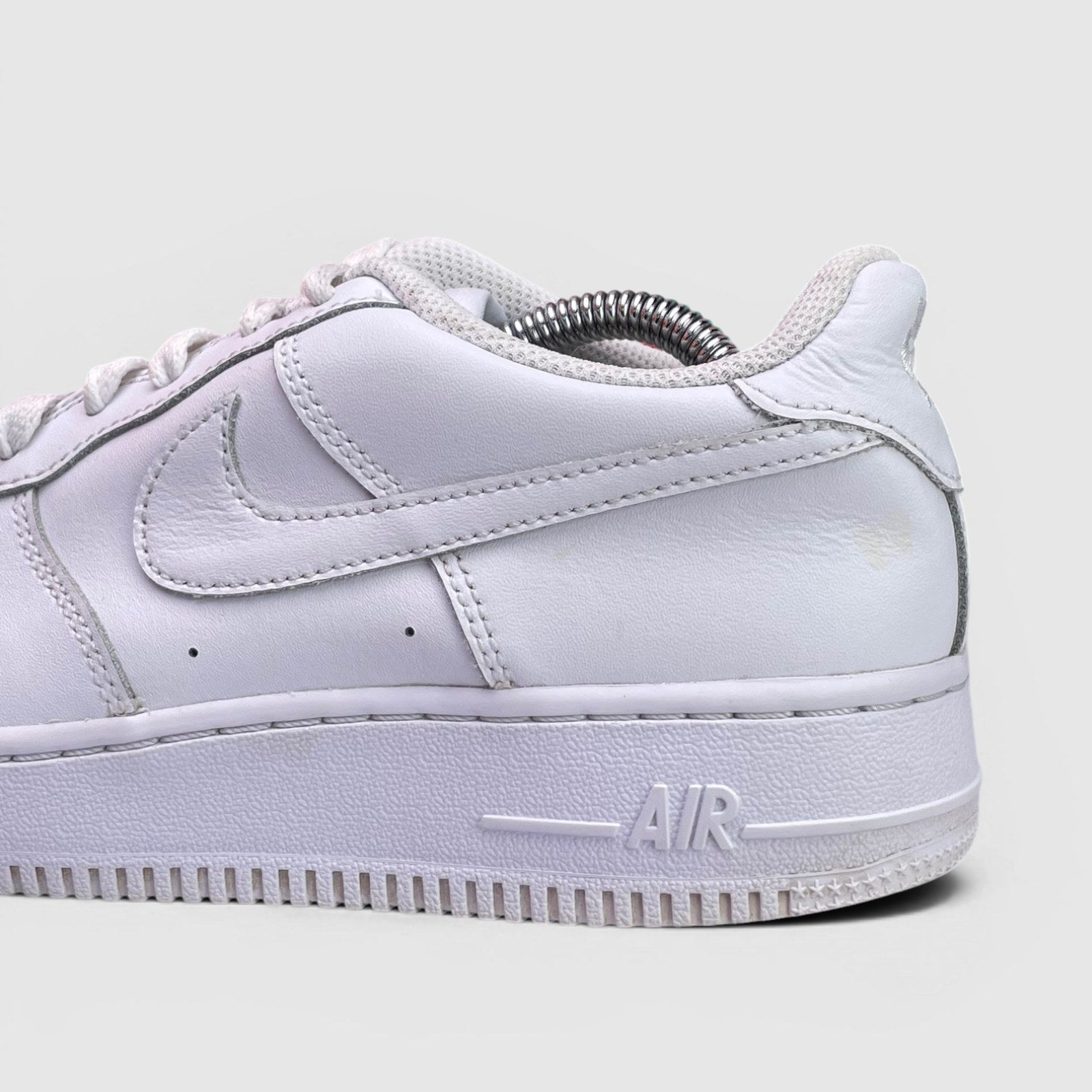 Nike Air Force 1 Low Triple White — buty sportowe damskie w bardzo dobrym stanie rozmiar 39, detal