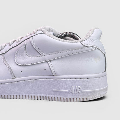 Nike Air Force 1 Low Triple White — buty sportowe damskie w bardzo dobrym stanie rozmiar 39, detal