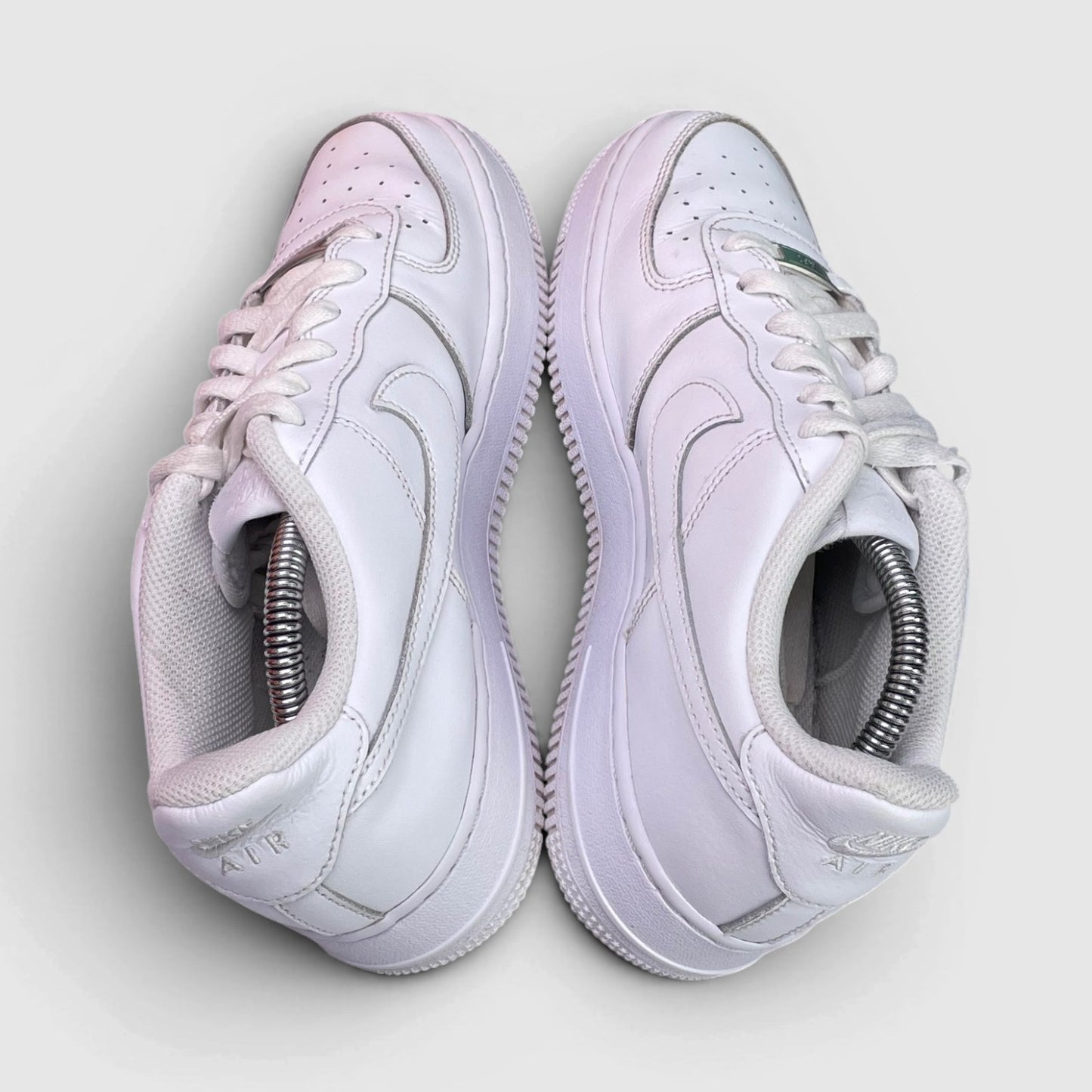 Nike Air Force 1 Low Triple White — buty sportowe damskie w bardzo dobrym stanie rozmiar 39, widok z góry
