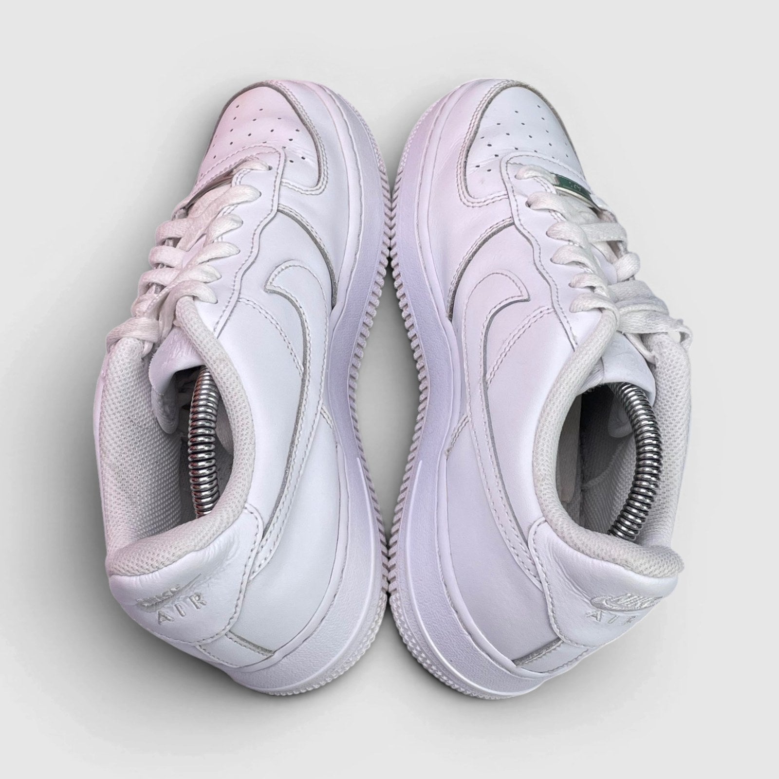 Nike Air Force 1 Low Triple White — buty sportowe damskie w bardzo dobrym stanie rozmiar 39, widok z góry