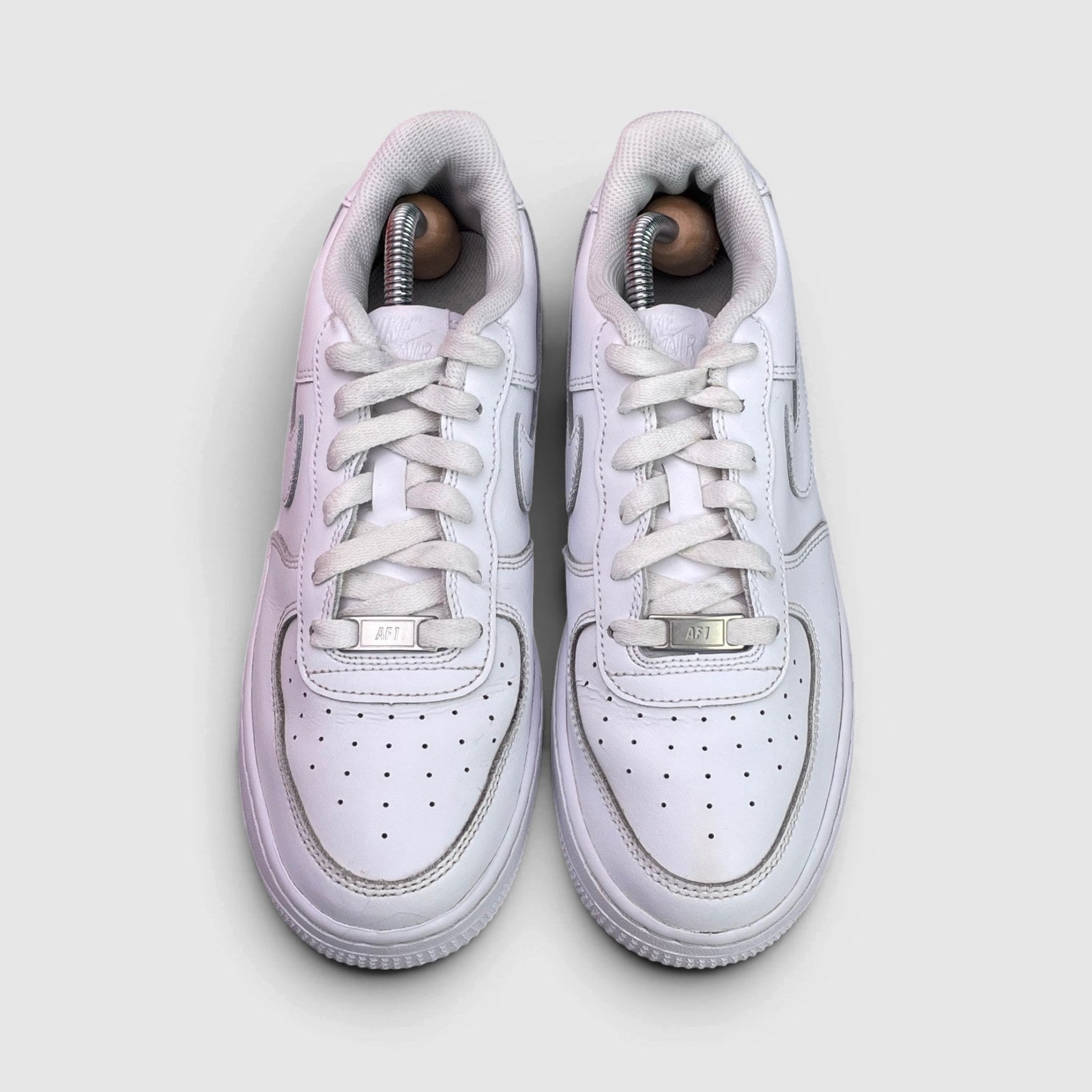Nike Air Force 1 Low Triple White — buty sportowe damskie w bardzo dobrym stanie rozmiar 39, widok z góry