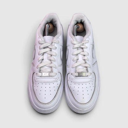 Nike Air Force 1 Low Triple White — buty sportowe damskie w bardzo dobrym stanie rozmiar 39, widok z góry