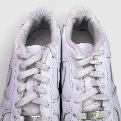 Nike Air Force 1 Low Triple White — buty sportowe damskie w bardzo dobrym stanie rozmiar 39, język buta