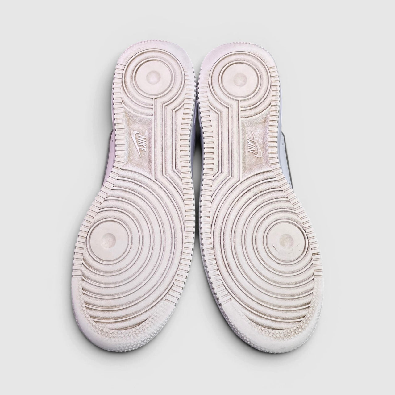 Nike Air Force 1 Low Triple White — buty sportowe damskie w bardzo dobrym stanie rozmiar 39, podeszwa
