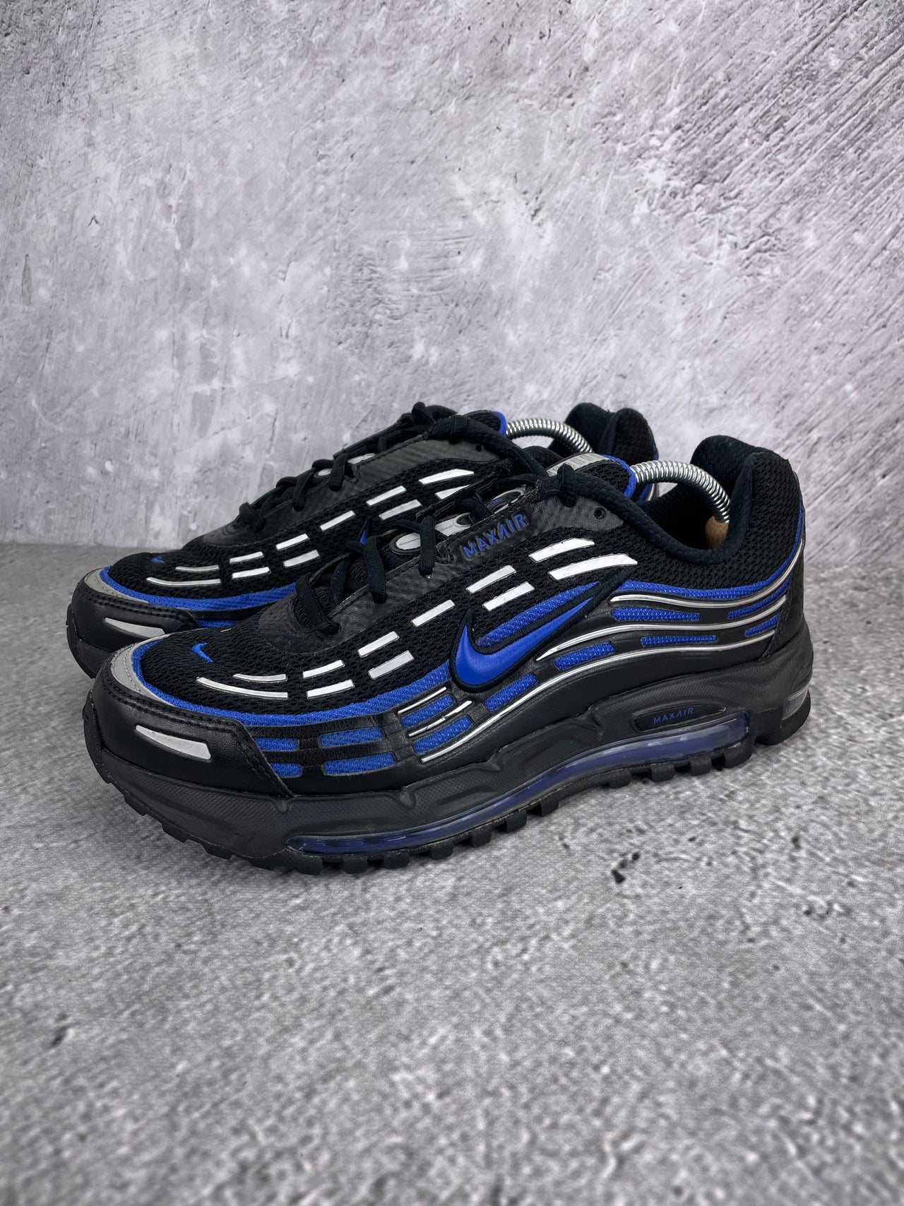 Nike Air Max TL 2.5 Black Royal - buty sportowe, widok z boku na tle studyjnym