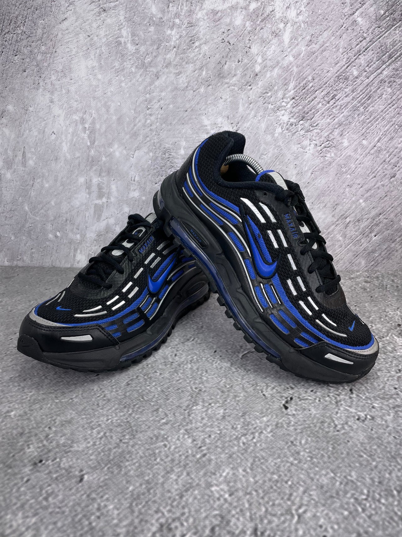Nike Air Max TL 2.5 Black Royal - buty sportowe, para butów, widok z boku na tle studyjnym