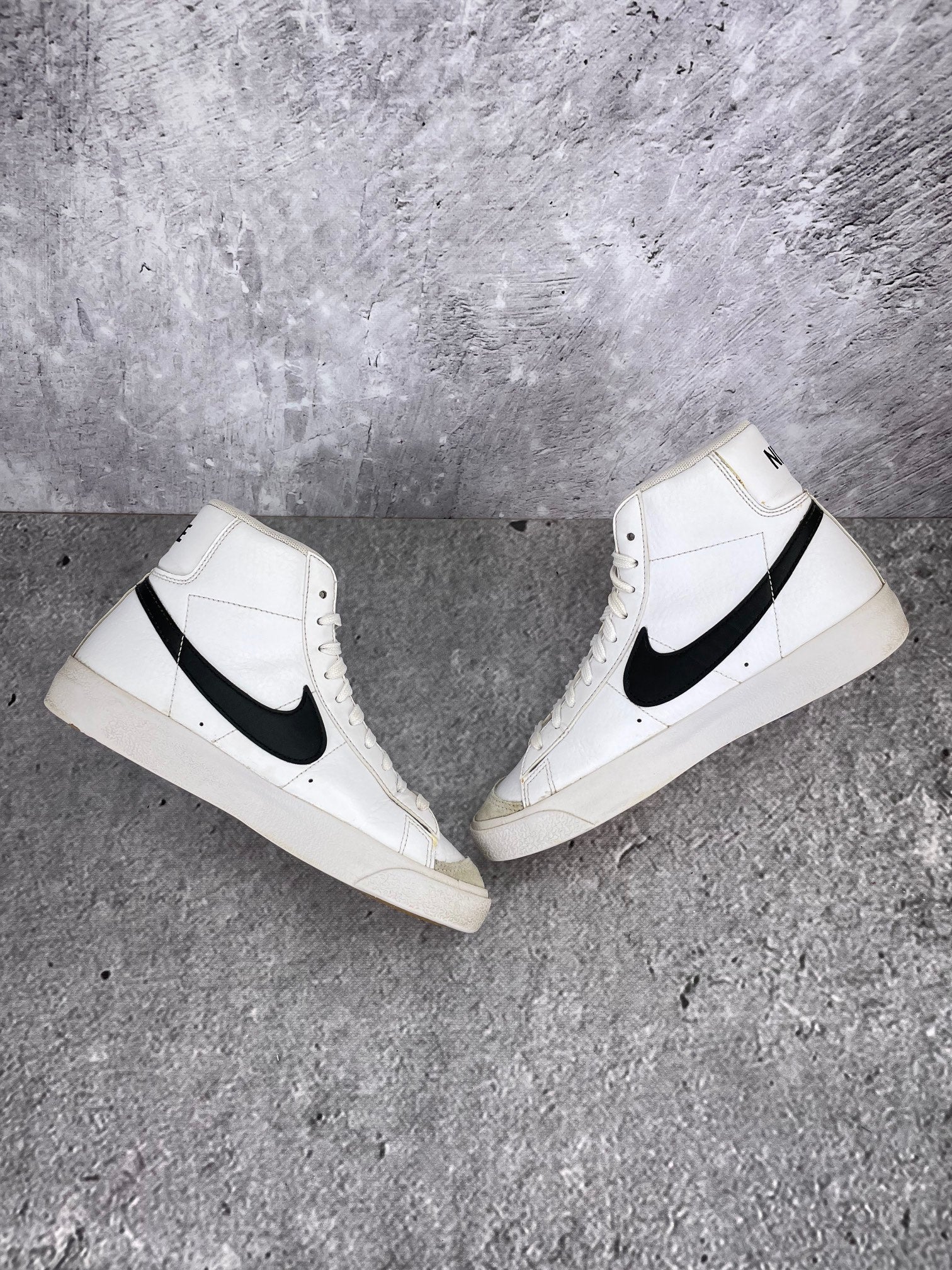 Nike Blazer Mid DA4086-100 - buty sportowe, zewnętrzny panel prawego buta