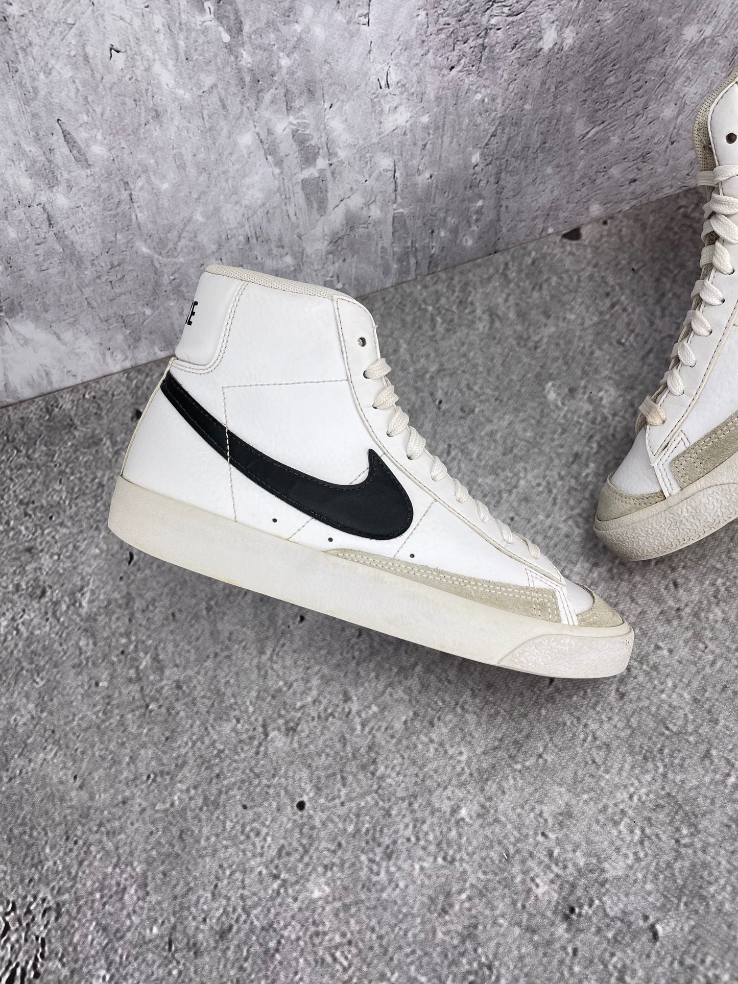 Nike Blazer Mid DA4086-100 - buty sportowe, zewnętrzny panel lewego buta