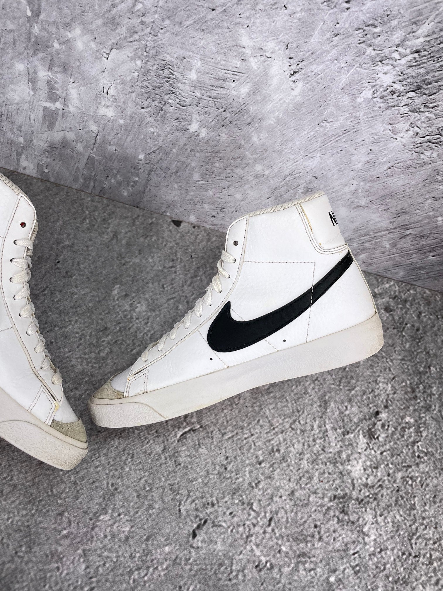 Nike Blazer Mid DA4086-100 - buty sportowe, wewnętrzny panel prawego buta