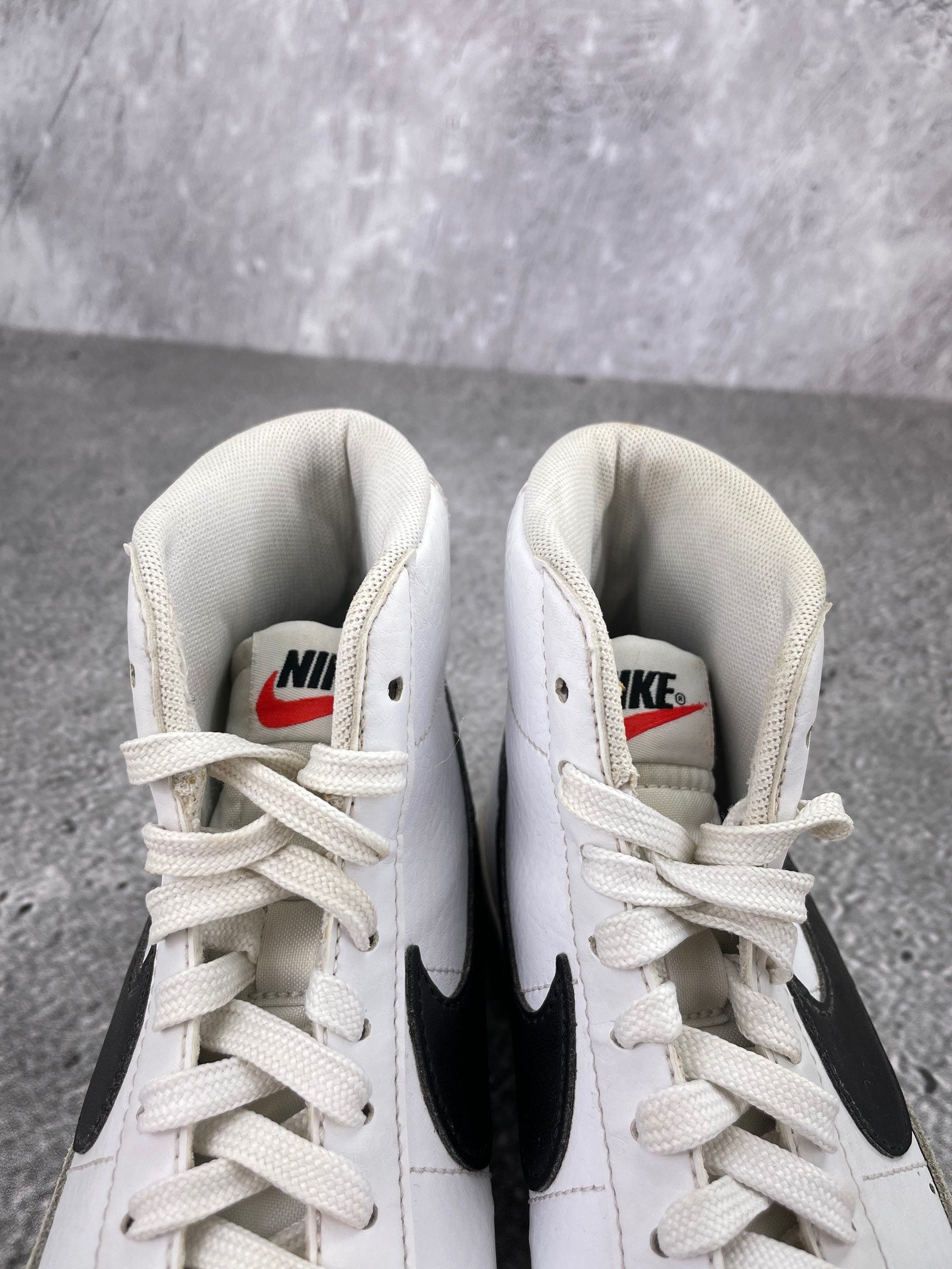 Nike Blazer Mid DA4086-100 - buty sportowe, zapiętki butów