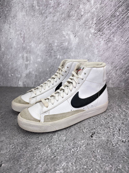 Nike Blazer Mid DA4086-100 - buty sportowe, widok z boku na tle studyjnym