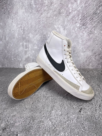 Nike Blazer Mid DA4086-100 - buty sportowe, para butów, widok z boku na tle studyjnym