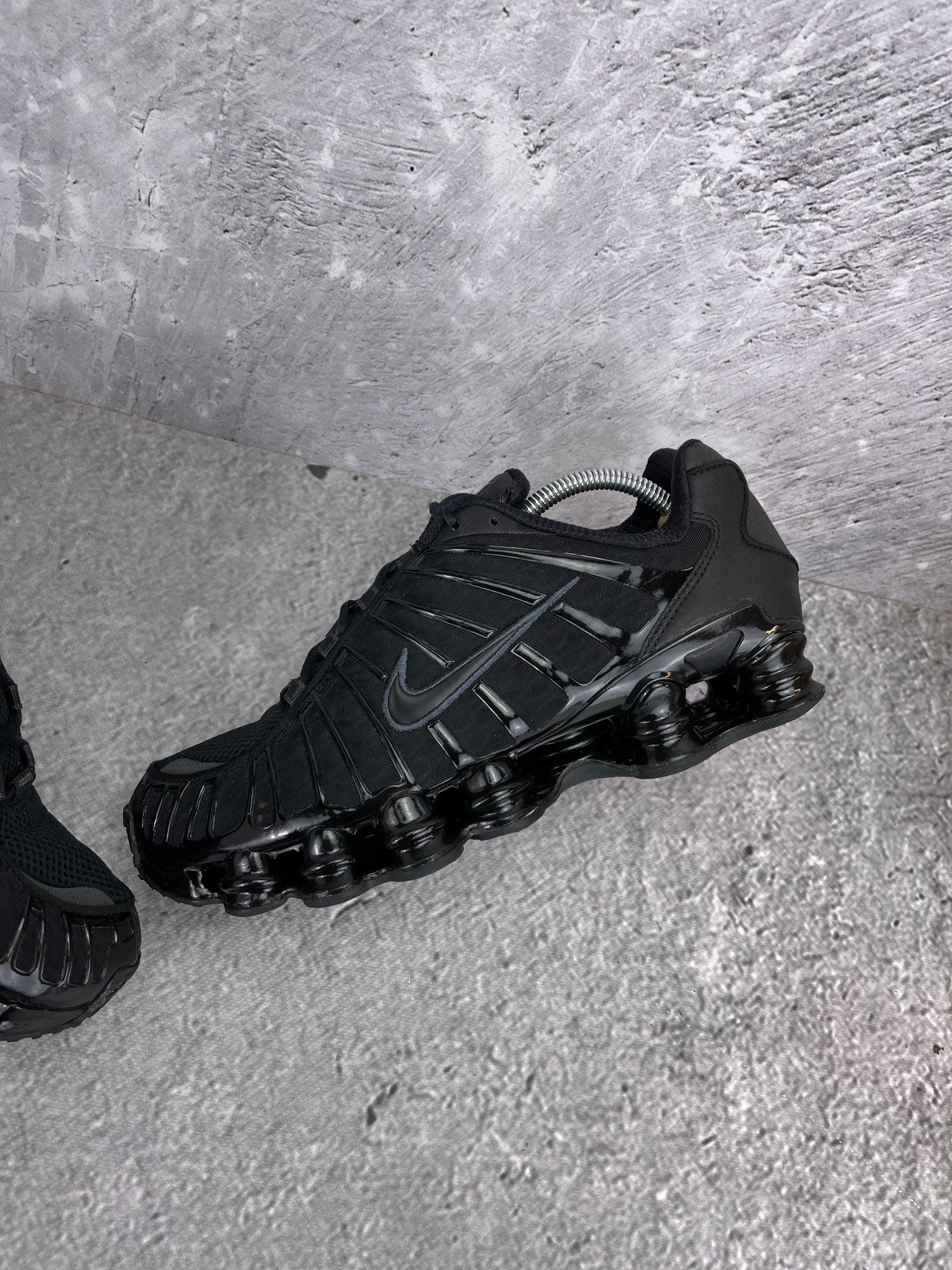 Nike Shox TL Metallic Hematite - buty sportowe, widok z góry na wewnętrzną stronę butów