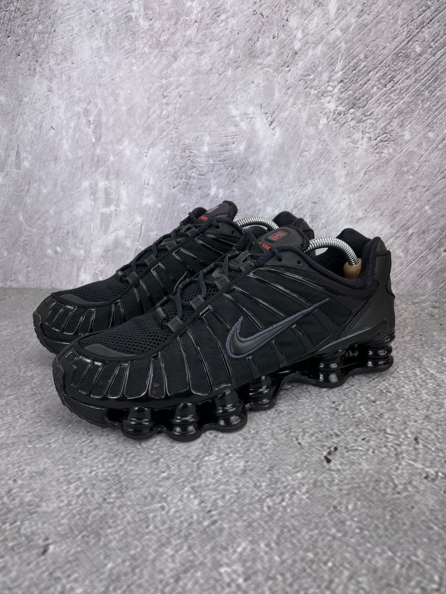 Nike Shox TL Metallic Hematite - buty sportowe, widok z boku na tle studyjnym