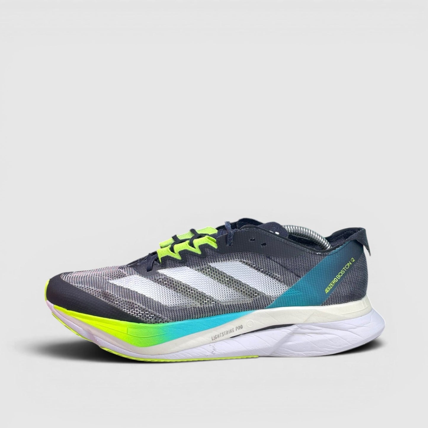 Adidas Adizero Boston 12 — buty sportowe męskie w bardzo dobrym stanie rozmiar 44 2/3, boczny profil, lewa strona