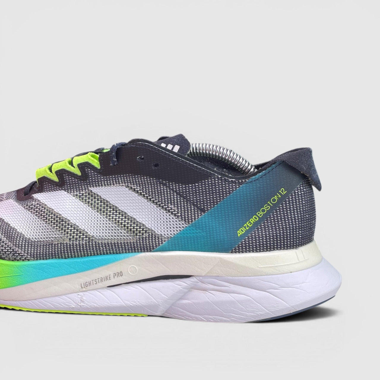 Adidas Adizero Boston 12 — buty sportowe męskie w bardzo dobrym stanie rozmiar 44 2/3, boczny profil, prawa strona