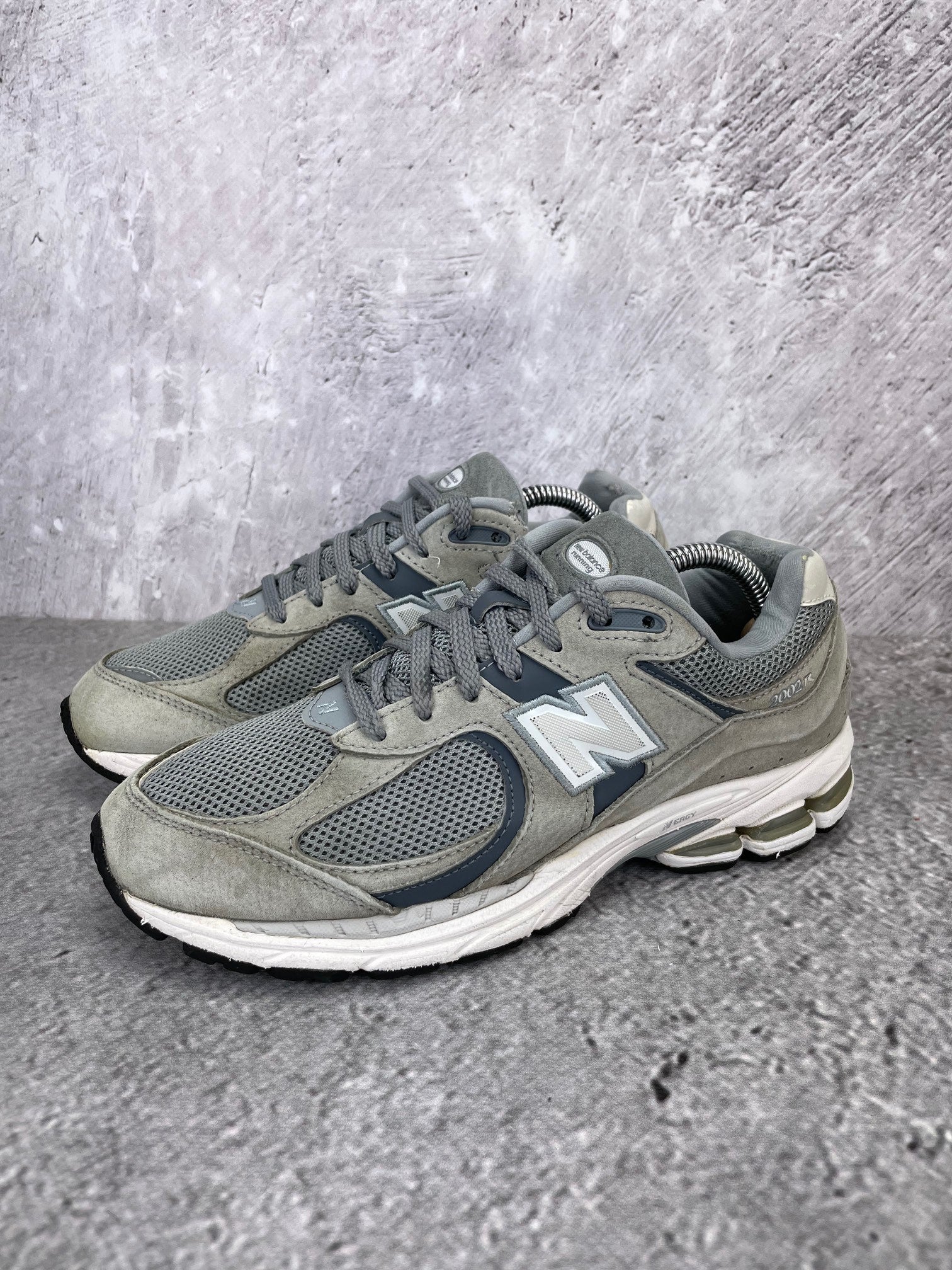 New Balance 2002R M2002RST - buty sportowe, widok z boku na tle studyjnym