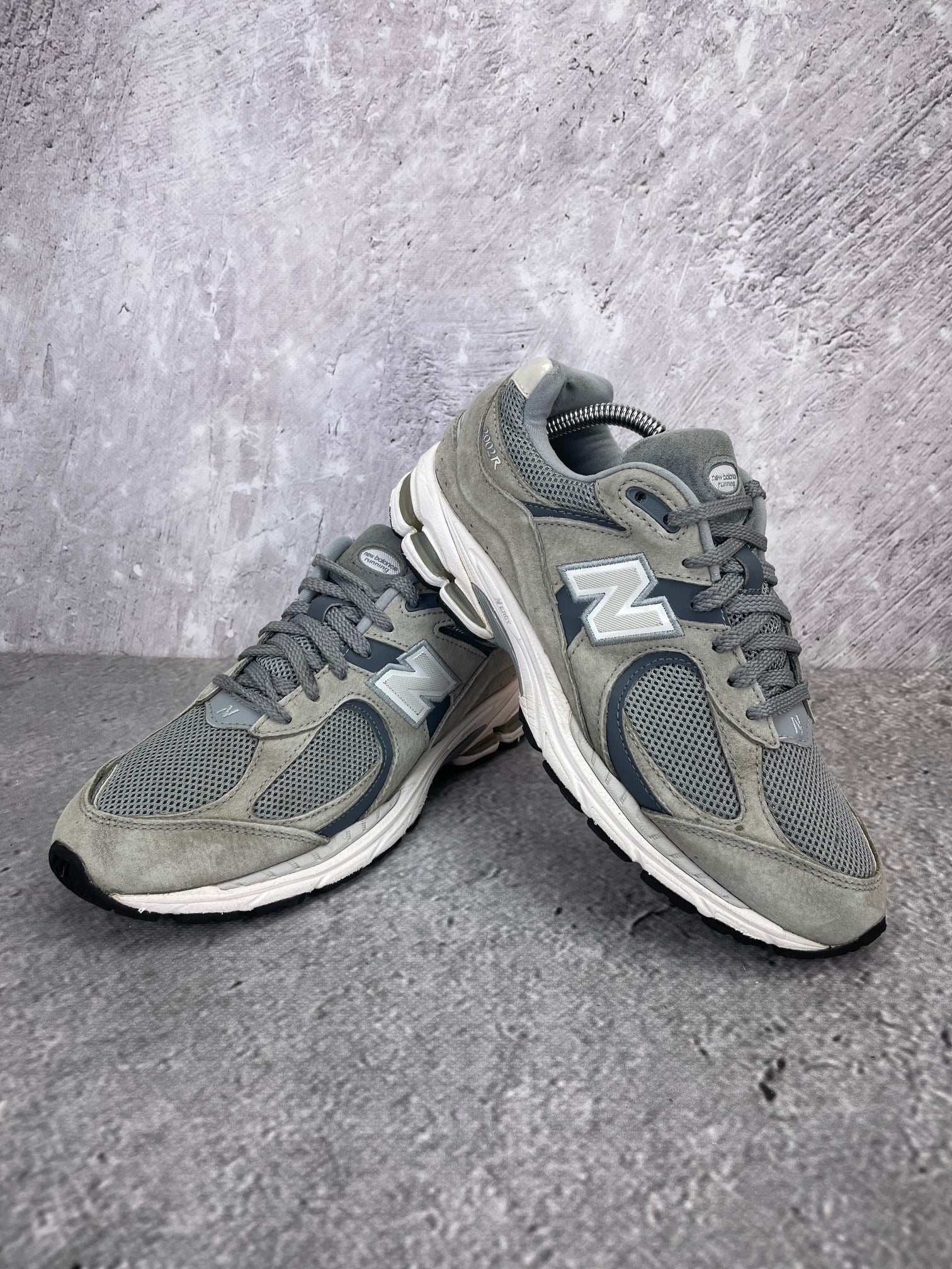 New Balance 2002R M2002RST - buty sportowe, para butów, widok z boku na tle studyjnym