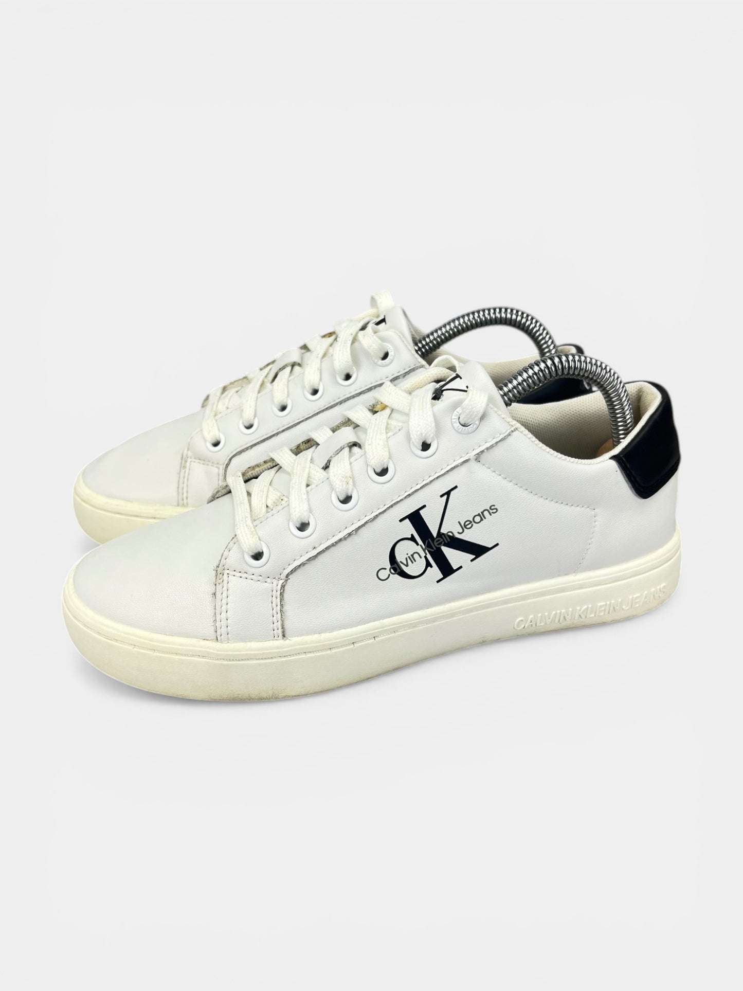 Calvin Klein Classic Cupsole Mono Lth UW0YW01269 - buty sportowe, widok z boku