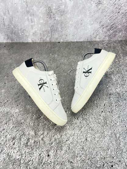 Calvin Klein Classic Cupsole Mono Lth UW0YW01269 - buty sportowe, widok z góry na zewnętrzną stronę butów