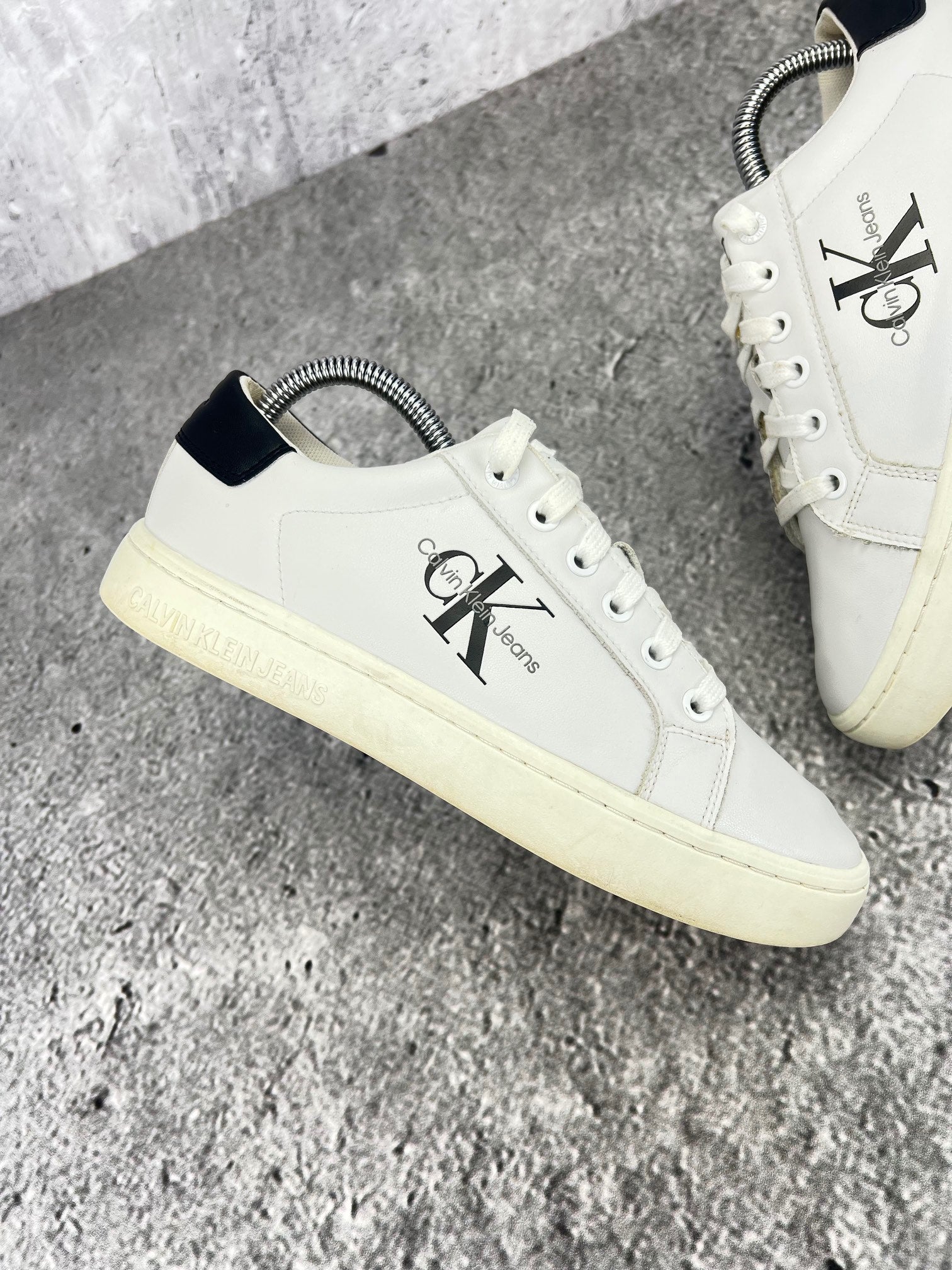 Calvin Klein Classic Cupsole Mono Lth UW0YW01269 - buty sportowe, zewnętrzny panel prawego buta