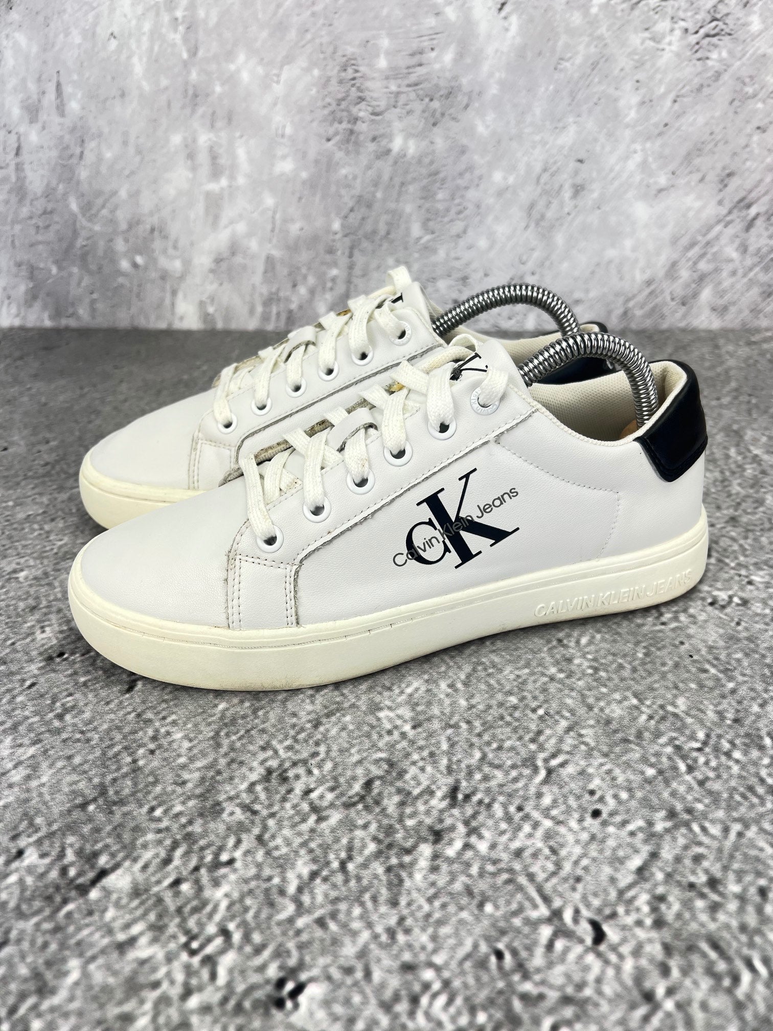 Calvin Klein Classic Cupsole Mono Lth UW0YW01269 - buty sportowe, widok z boku na tle studyjnym