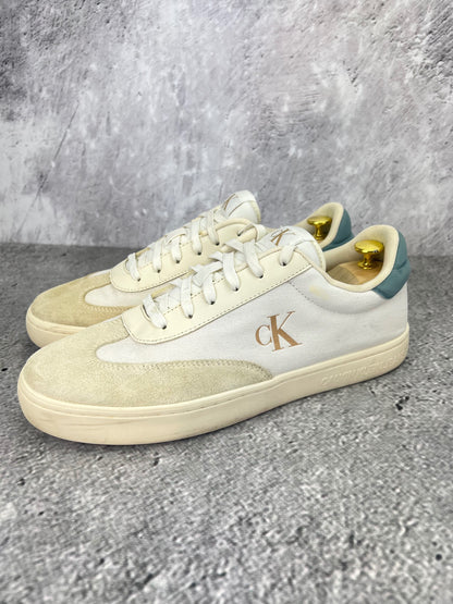 Calvin Klein Jeans Classic Cupsole Low Mix MG 402366-01 - buty sportowe, widok z boku na tle studyjnym