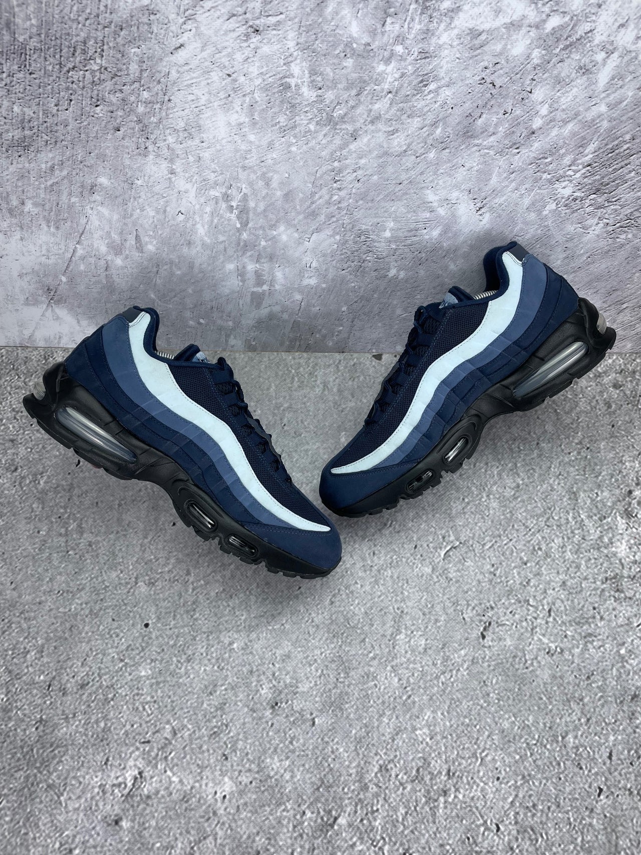 Nike Air Max 95 Obsidian - buty sportowe, zewnętrzny panel prawego buta