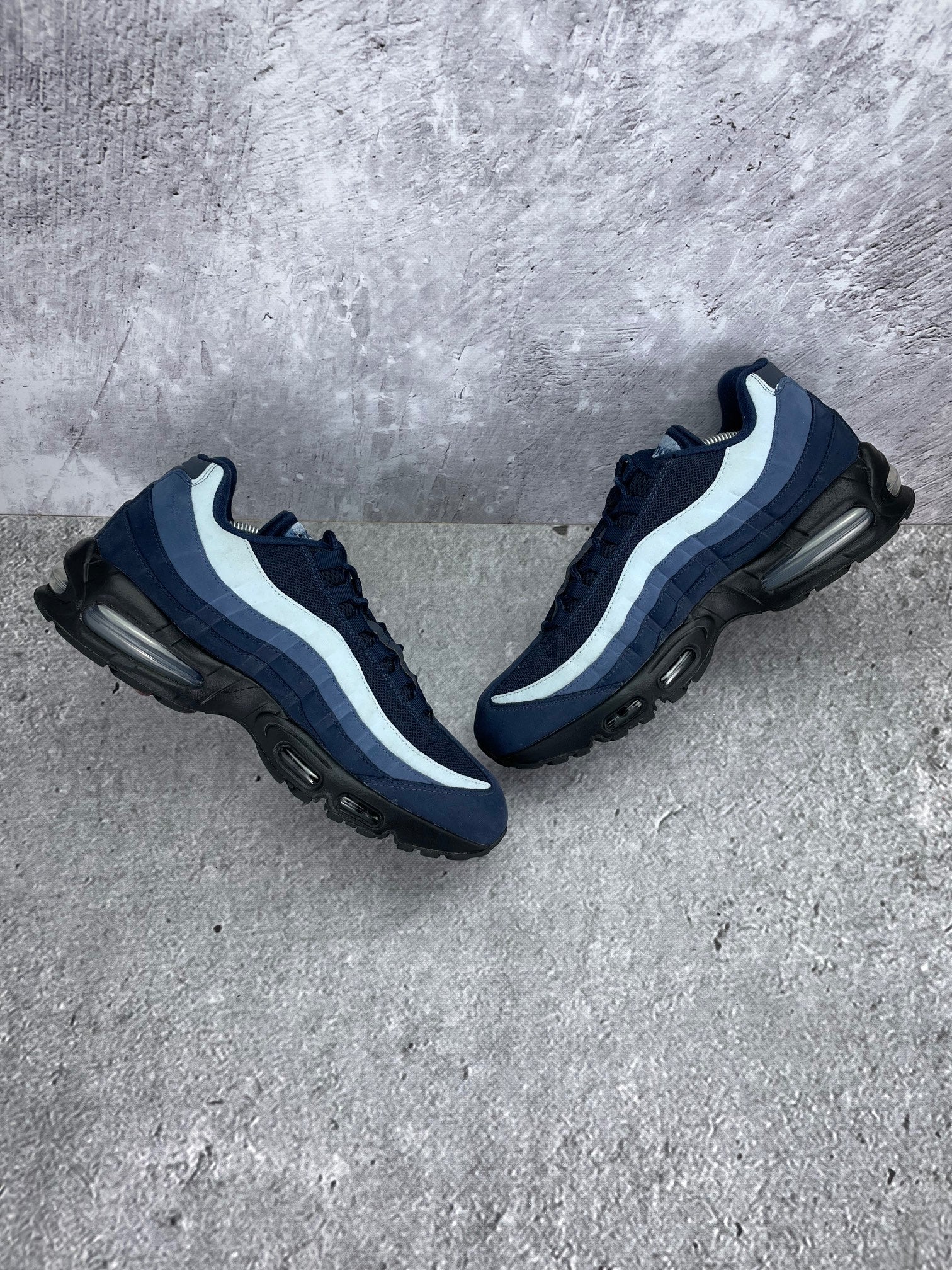 Nike Air Max 95 Obsidian - buty sportowe, zewnętrzny panel prawego buta