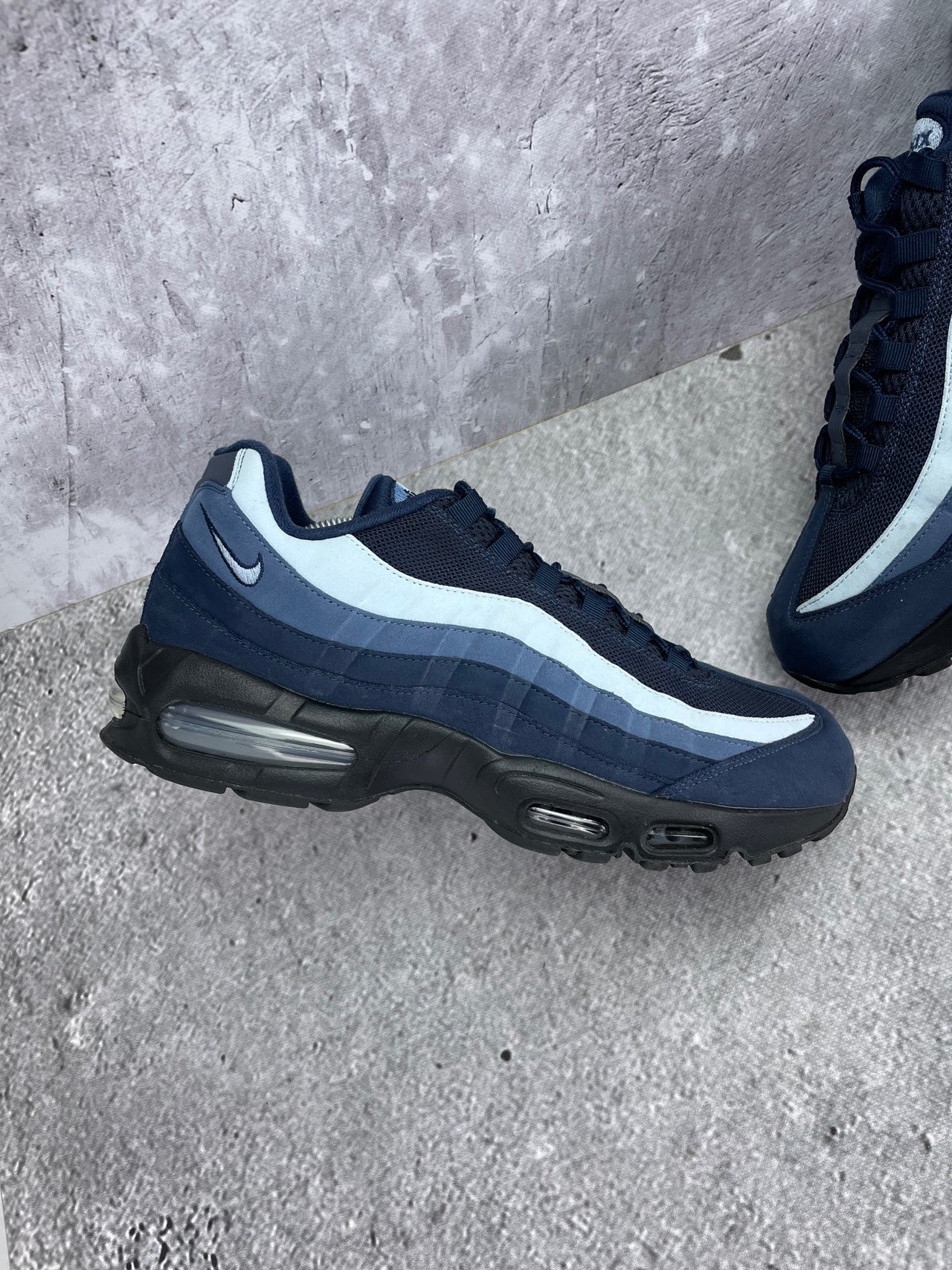 Nike Air Max 95 Obsidian - buty sportowe, zewnętrzny panel lewego buta