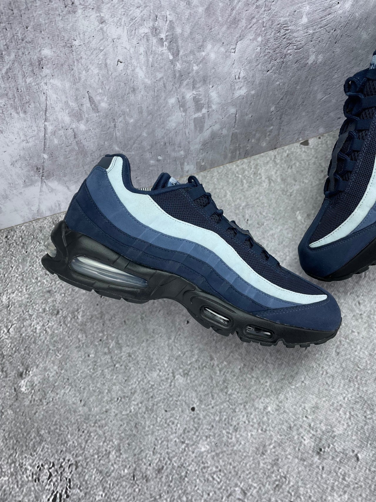 Nike Air Max 95 Obsidian - buty sportowe, wewnętrzny panel lewego buta
